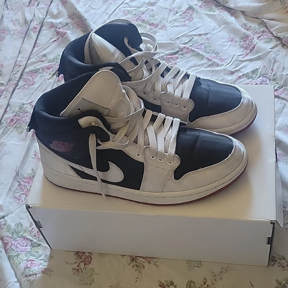 Jordan 1 Mid - Picture 3 of 5
